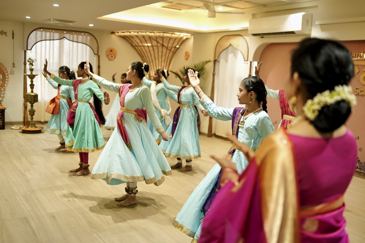 Sapna Nandani teaching students at Aaradhy